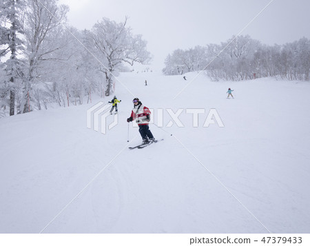 滑雪家庭 47379433