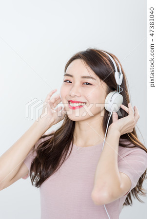 young woman, female, college student, youth, jeans, headphones, music young woman, female, college student, youth, jeans, headphones, music 47381040