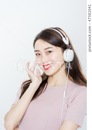 young woman, female, college student, youth, jeans, headphones, music young woman, female, college student, youth, jeans, headphones, music 47381041