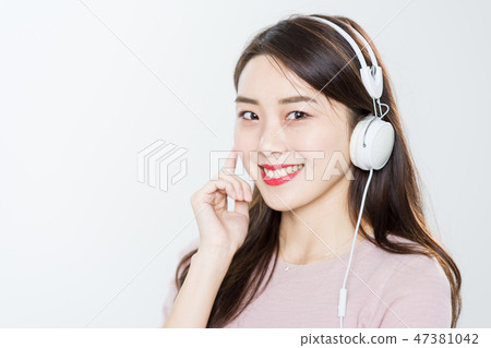 young woman, female, college student, youth, jeans, headphones, music young woman, female, college student, youth, jeans, headphones, music 47381042