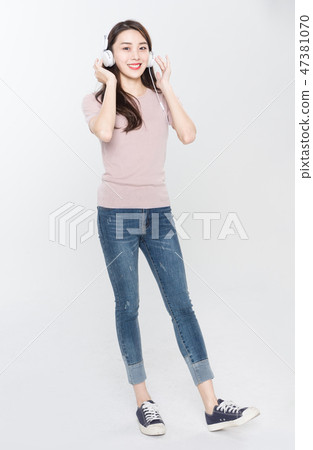 年輕女子,女性,大學生,青年,牛仔褲,耳機,音樂 年輕女子,女性,大學生,青年,牛仔褲,耳機,音樂 47381070