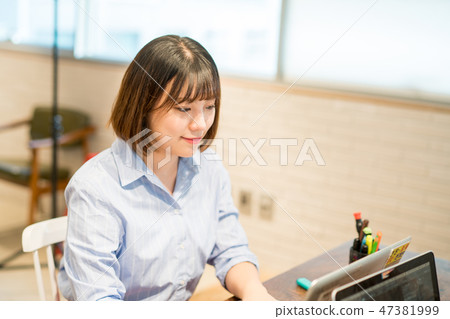 女實業家,辦公室工作者,會議,女實業家,年輕人,女商人,公告,報告,偶然 女實業家,辦公室工作者,會議,女實業家,年輕人,女商人,公告,報告,偶然 47381999