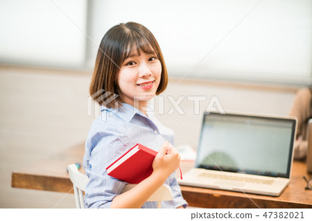 Businesswoman, office worker, meeting, businesswoman, young, business woman, announcement, reporting, casual 47382021