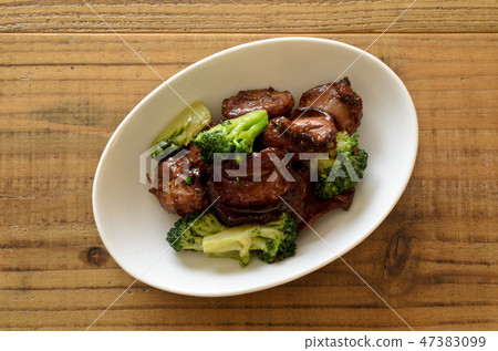 Stir-fried sand and broccoli 47383099