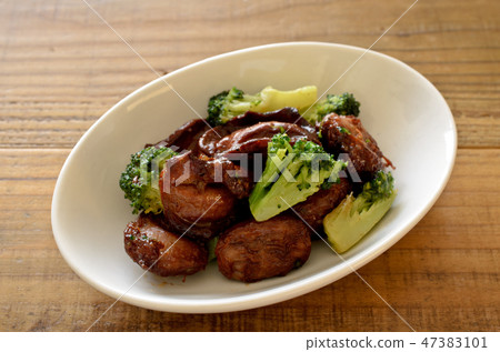 Stir-fried sand and broccoli Stir-fried sand and broccoli 47383101
