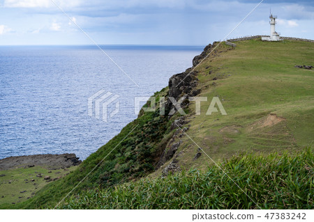 “與那國島”東崎燈塔和大海 “與那國島”東崎燈塔和大海 47383242