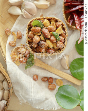 Seasoning fried peanut bean in basket, bean snack Seasoning fried peanut bean in basket, bean snack 47384244