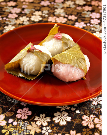Sakura rice lacquered round dish 47387901