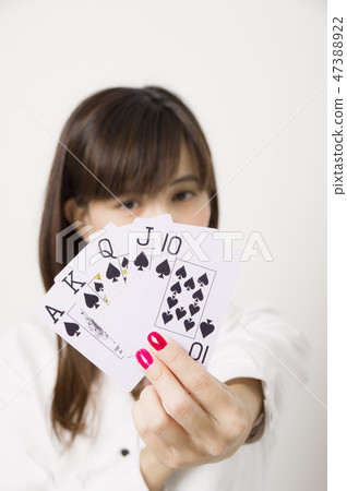 一張女人玩紙牌 一張女人玩紙牌 47388922