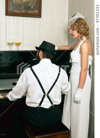 Man and the woman retro portrait Man and the woman retro portrait 47391332