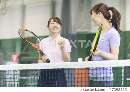 網球,女子,網球場,球拍,學校 網球,女子,網球場,球拍,學校 47392233