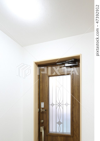 Image of the entrance of a newly built house 47392912