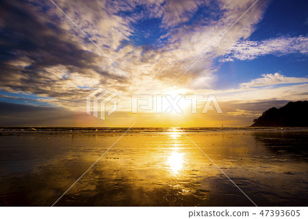 Borneo Island sunset and beach Borneo Island sunset and beach 47393605