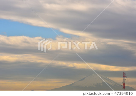 Cloud covering Mt. Fuji and the sky 47394010