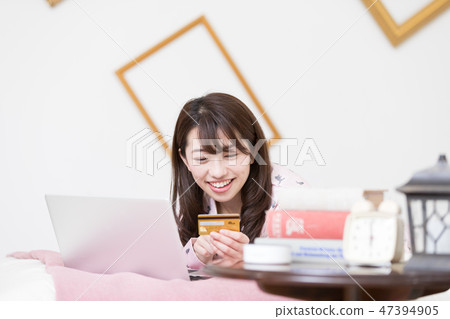 一個女人在床上 47394905