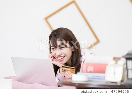 一個女人在床上 47394906