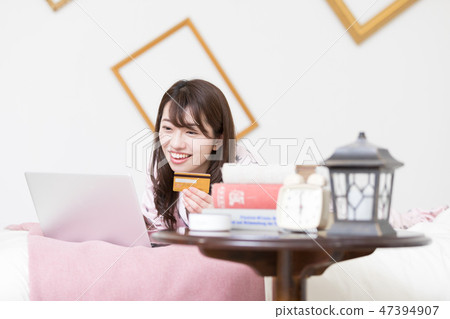 一個女人在床上 47394907