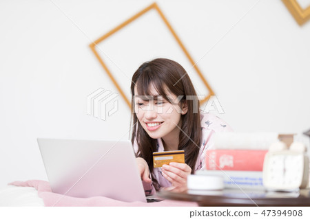 一個女人在床上 47394908