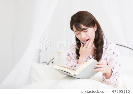 一個女人在床上 47395110