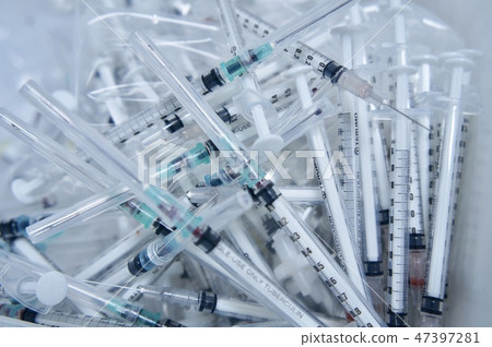 Large amounts of syringes 47397281