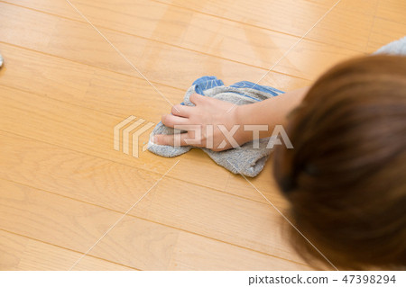 Women wiping the floor 47398294