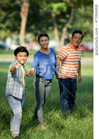 Family playing in park 47398468