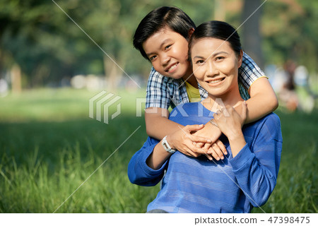 Happy mother and son 47398475