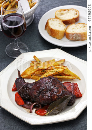 用紅酒燉兔子 47398998