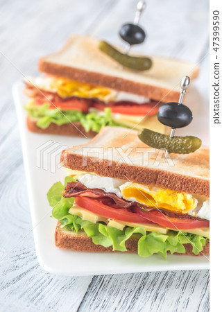 Sandwiches with fried egg and bacon 47399590