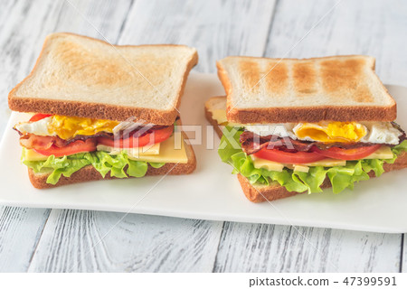 Sandwiches with fried egg and bacon 47399591
