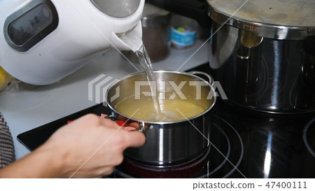 Cooking traditional soup noodles, close up, nobody Cooking traditional soup noodles, close up, nobody 47400111