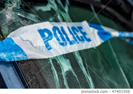 Total loss car with broken windscreen, axle fracture and police barrier band 47401508