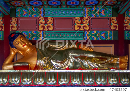 The interior and scenery of the Buddhist Temple 47403297