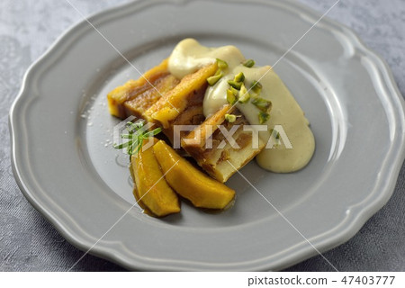 Bread pudding with custard sauce / bread and butter pudding Bread pudding with custard sauce / bread and butter pudding 47403777