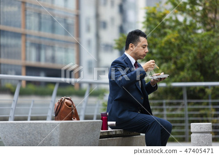 吃便利盒午餐的商人 47405471