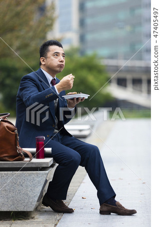 A businessman who eats a convenience box lunch 47405497