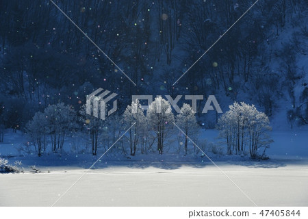 Winter landscape diamond dust 47405844