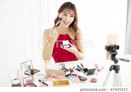 beauty  live broadcasting makeup by smart phone 47405871