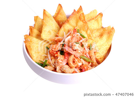 Pad Thai with prawn and crisy wonton ,bean sprouts 47407046