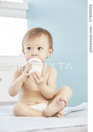 瓶,牛奶,嬰兒,嬰兒,嬰兒,床,臥室 瓶,牛奶,嬰兒,嬰兒,嬰兒,床,臥室 47408928