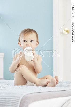 瓶,牛奶,嬰兒,嬰兒,嬰兒,床,臥室 瓶,牛奶,嬰兒,嬰兒,嬰兒,床,臥室 47408930
