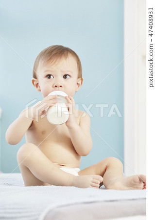 瓶,牛奶,嬰兒,嬰兒,嬰兒,床,臥室 瓶,牛奶,嬰兒,嬰兒,嬰兒,床,臥室 47408931