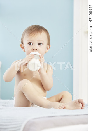 瓶,牛奶,嬰兒,嬰兒,嬰兒,床,臥室 瓶,牛奶,嬰兒,嬰兒,嬰兒,床,臥室 47408932