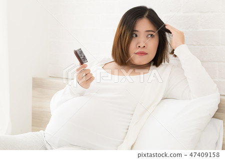 Asian pregnant woman can not making new hair  47409158