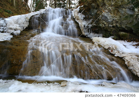 Winter waterfall 47409366