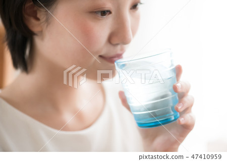 Young Japanese female drinking water drinking water Young Japanese female drinking water drinking water 47410959