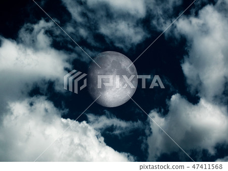The moon in the night sky 47411568