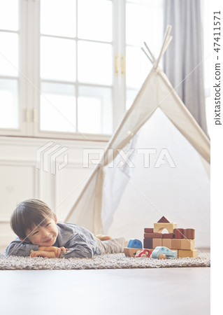 Block play, infant, children, baby, baby, living room, house, housing Block play, infant, children, baby, baby, living room, house, housing 47411571