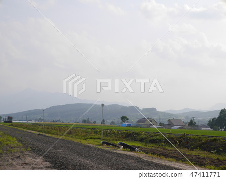 火車慢慢地運行的函館中富良野鎮的風景 47411771
