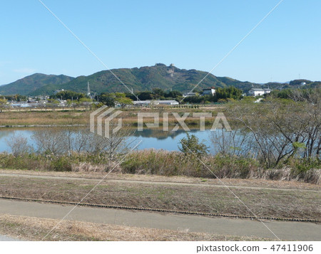 莫諾比河和山浦山 47411906